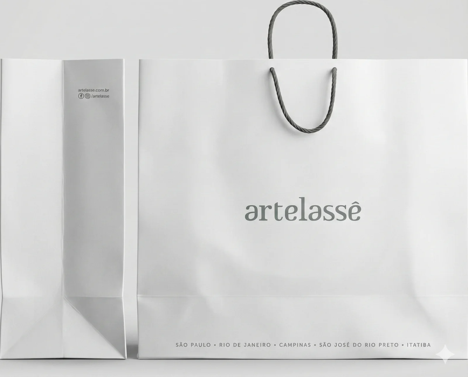 Fotografia real de sacolas de papel em formato horizontal, referência grande-formato-artelasse