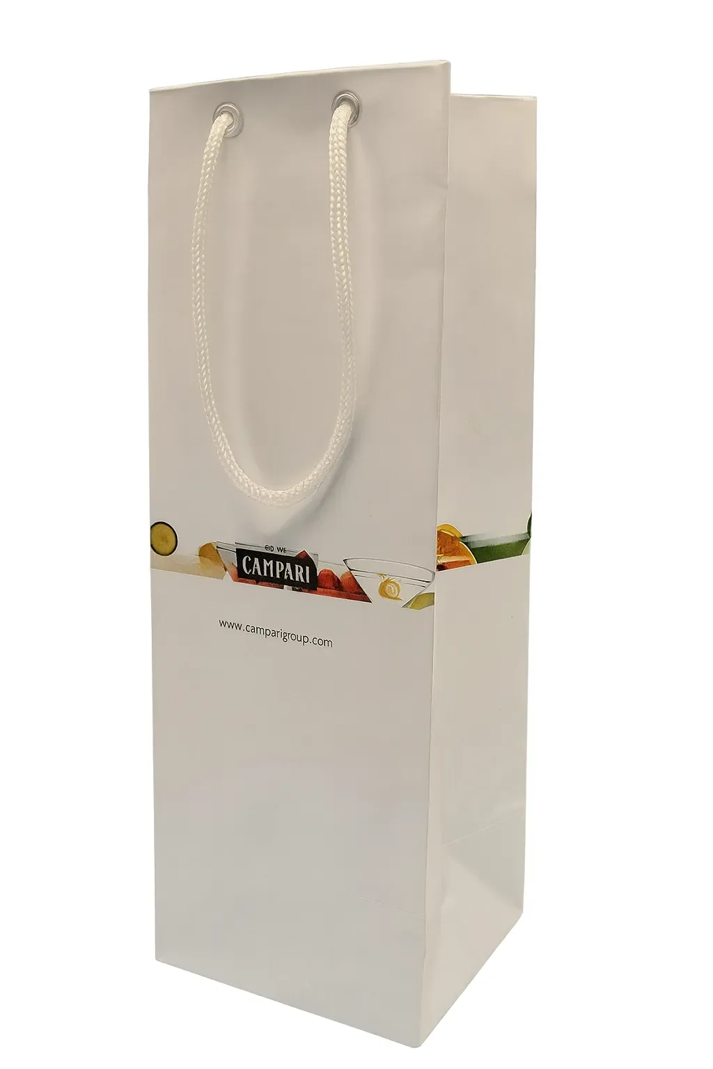 Fotografia real de sacolas de papel para uma garrafa, referência Campari