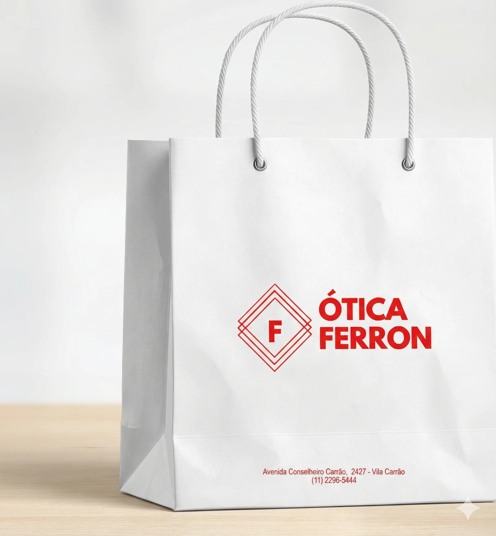 Fotografia real de projetos de sacolas personalizadas para óticas, referência otica-ferron